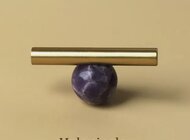 RAIDSTONE - Ручка из латуни с сиреневым натуральным камнем золото
