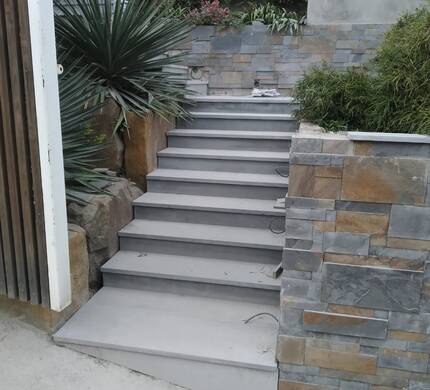 Какой материал использовать для облицовки уличной лестницы?