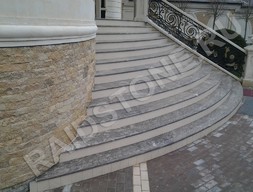 Ступени из гранита Кайрус с орнаментом