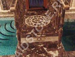 Балясины и перила на мостике над бассейном
