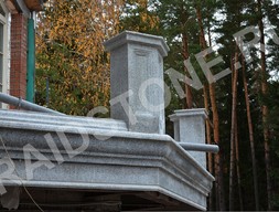 Тумбы на балконной ограде