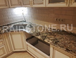 Столешница из гранита Маскаратус для кухни