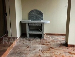 Тумба с раковиной из гранита Роял Вайт для зоны барбекю