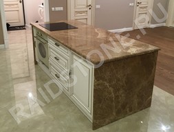 Столешница и остров в кухню из мрамора Emperador Light