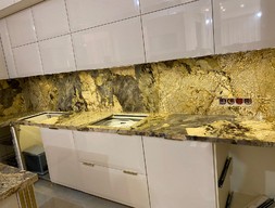 Столешницы и фартук из натурального кварцита Патагония Голд